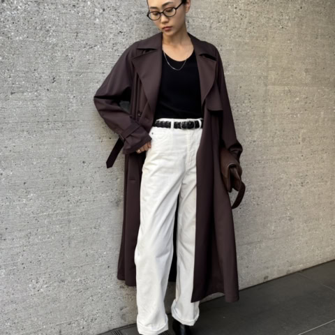 【40代スナップ】この秋着たい！「ブラウントレンチコート」で旬の装いになる｜三嶋彩加さん