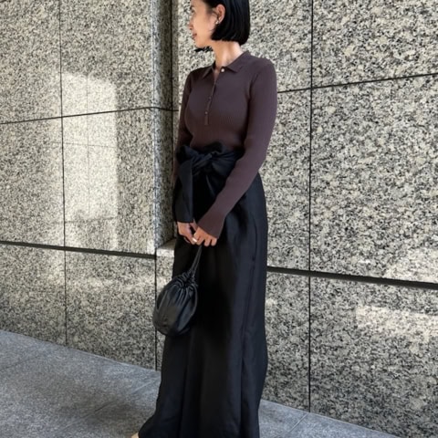 【40代スナップ】涼しげな素材感と腰巻きワンピでブラウンコーデを軽やか見せ｜岡本優美子さん