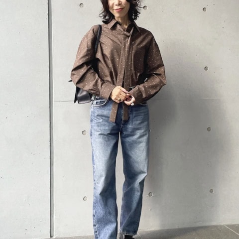 【40代スナップ】ブラウンの「上質シャツ」はデニムとあわせて映えさせて！｜木村夏子さん