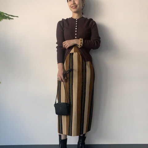 【40代スナップ】リブニットや柄、ボタンで「Iライン」を強調しスラッと見せ♡｜梅本愛子さん