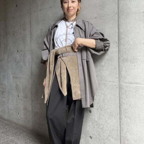 【40代スナップ】「グレーブラウン」のニットを腰に巻くだけで初秋のコーデに！｜郡司杏さん