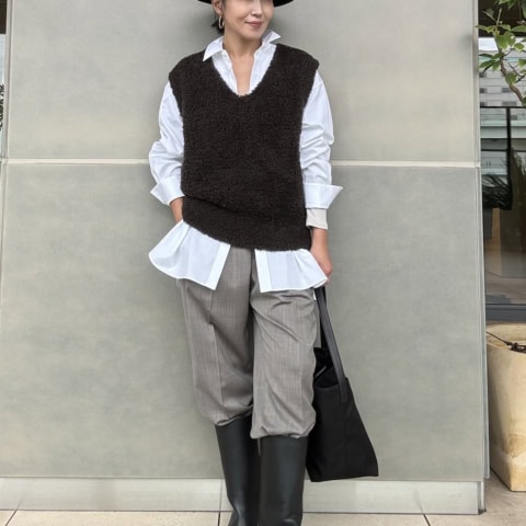 【40代スナップ】ハンサムシャツに「モコモコベスト」で女性らしいバランスに！｜加々美紘子さん