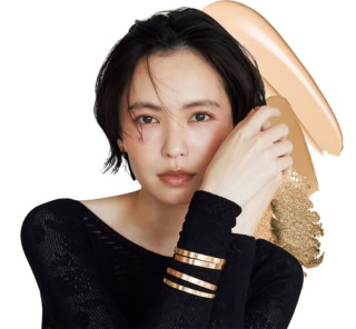「LOVE」ブレスレット、手先から：［YG］¥1,174,800、［PG］¥1,174,800、［PG×DIA※ブラッシュ仕上げ］¥1,887,600、［YG］¥968,000、「LOVE」イヤリング［YG］¥260,700（全てカルティエ／カルティエ カスタマー サービスセンター）、ボディスーツ¥42,900（フェティコ／ザ・ウォール ショールーム）、中に着けたブラ¥6,600（ナイスナイスモーメント／ショールームリンクス）