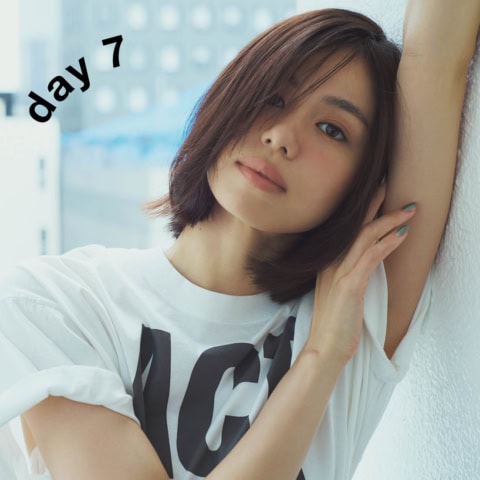 40代、白Tコーデには手をかけた「陰影」と「血色感」で大人の身だしなみを演出！｜旬顔コスメ