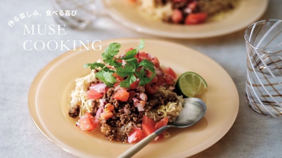 トマトと紫玉ねぎで作るフレッシュなサルサが美味！おうちで簡単『タコライス』レシピ