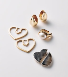 右上から時計回りに：ピアス［SV×YGP］¥35,200、イヤーカフ［SV×YGP×淡水パール］¥30,800、ハートシェルピアス［SV×ブラックシェル］¥35,200、ハートゴールドピアス［SV×YGP］¥29,700（全てプラウ）