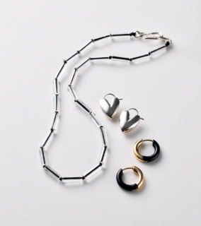 左：ネックレス［SV×クリスタル］¥34,100、右上：ハートピアス［SV］¥37,400、右下：フープピアス［SV×YGP］¥42,900（全てララガン／ララガンデザイン）