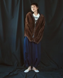 シアリングカーディガン¥899,800、中に着たニットベスト¥146,300、デニムパンツ¥189,200、シューズ¥223,300※全て予定価格（全てロエベ／ロエベ ジャパン クライアントサービス）