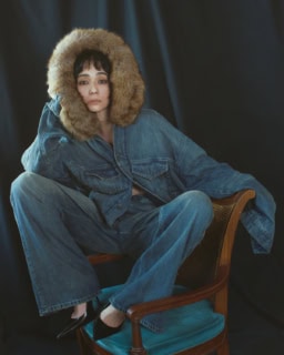 フェイクファー付きデニムジャケット¥522,500、デニムパンツ¥236,500、シューズ¥163,900※全て予定価格（全てバレンシアガ／バレンシアガ クライアントサービス）