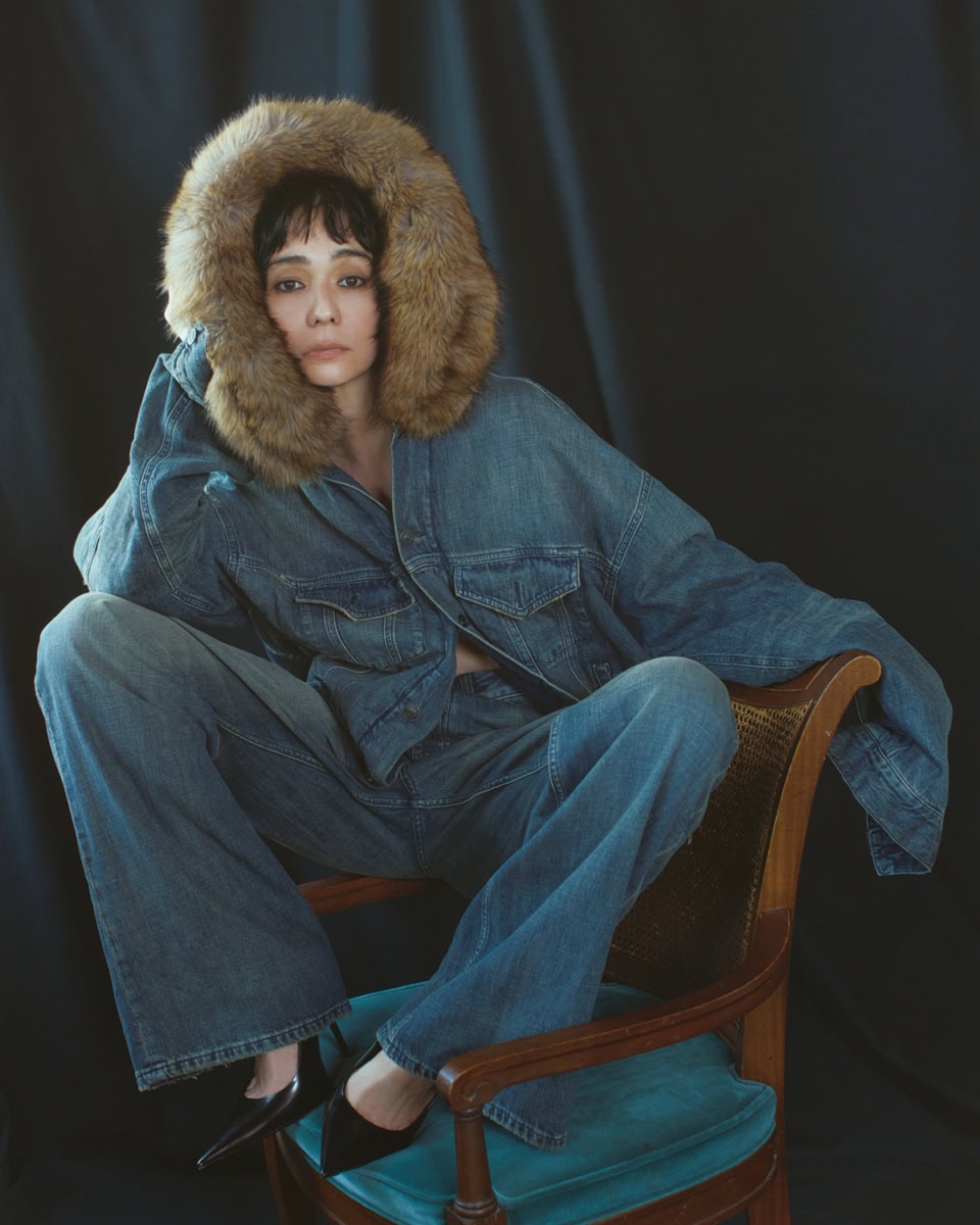 フェイクファー付きデニムジャケット¥522,500、デニムパンツ¥236,500、シューズ¥163,900※全て予定価格（全てバレンシアガ／バレンシアガ クライアントサービス）