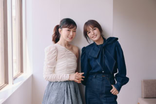 【梨花さん】デニムパンツ¥66,000（MYLAN）、その他本人私物【石井さん】トップス¥143,000、スカート¥176,000（共にラドロー／ラドロー オンラインストア） 、ネックレス¥110,000、イヤーカフ〈上〉¥198,000、イヤーカフ〈下〉¥495,000（全てマグノリア・ホワイト ジュエリー／マグノリア・ホワイト 表参道）、 リング〈右手・上〉¥352,000、リング〈右手・下〉¥253,000（共にヴァンドーム青山／ヴァンドーム青山本店）、リング〈左手〉¥836,000、バングル¥418,000（共にベルシオラ）