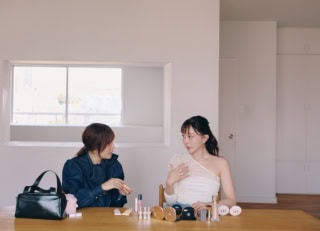「大人のメイクは盛るではなく整えること」梨花さんと美容家・石井美保さんの【推しコスメ対談】