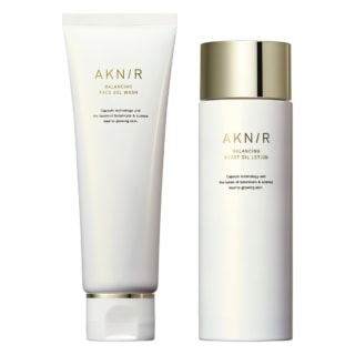 右から：バランシング ブーストオイルローション 110mL ¥4,950、同 フェイスジェルウォッシュ 80g ¥4,400（共にAKNIR）