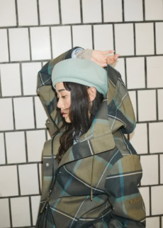 コート¥49,500、シャツ¥26,400、タートルネックトップス¥26,400（全てAIGLEカスタマーサービス）、ベレー帽¥10,780（カンゴール／カンゴール ヘッドウェア）