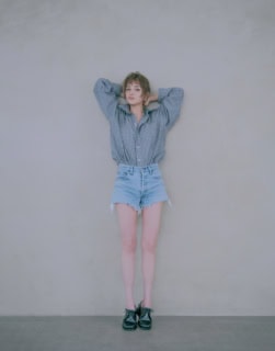 デニムショートパンツ¥33,000（ジャンティーク）、シャツ¥12,000（YAMAHISA USED CLOTHING SHOP）、ネックレス¥22,000（hanabino jewelry）、ローファー¥49,500（セバゴ／トヨダトレーディング プレスルーム）