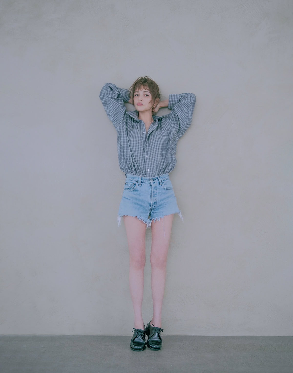 デニムショートパンツ¥33,000（ジャンティーク）、シャツ¥12,000（YAMAHISA USED CLOTHING SHOP）、ネックレス¥22,000（hanabino jewelry）、ローファー¥49,500（セバゴ／トヨダトレーディング プレスルーム）