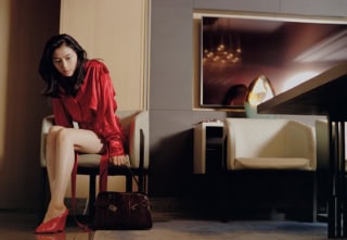 ジャケット¥319,000、スカート¥170,500、ミュール¥159,500、アンギラのバッグ［ハグ］¥583,000（全てFerragamo／フェラガモ ジャパン）