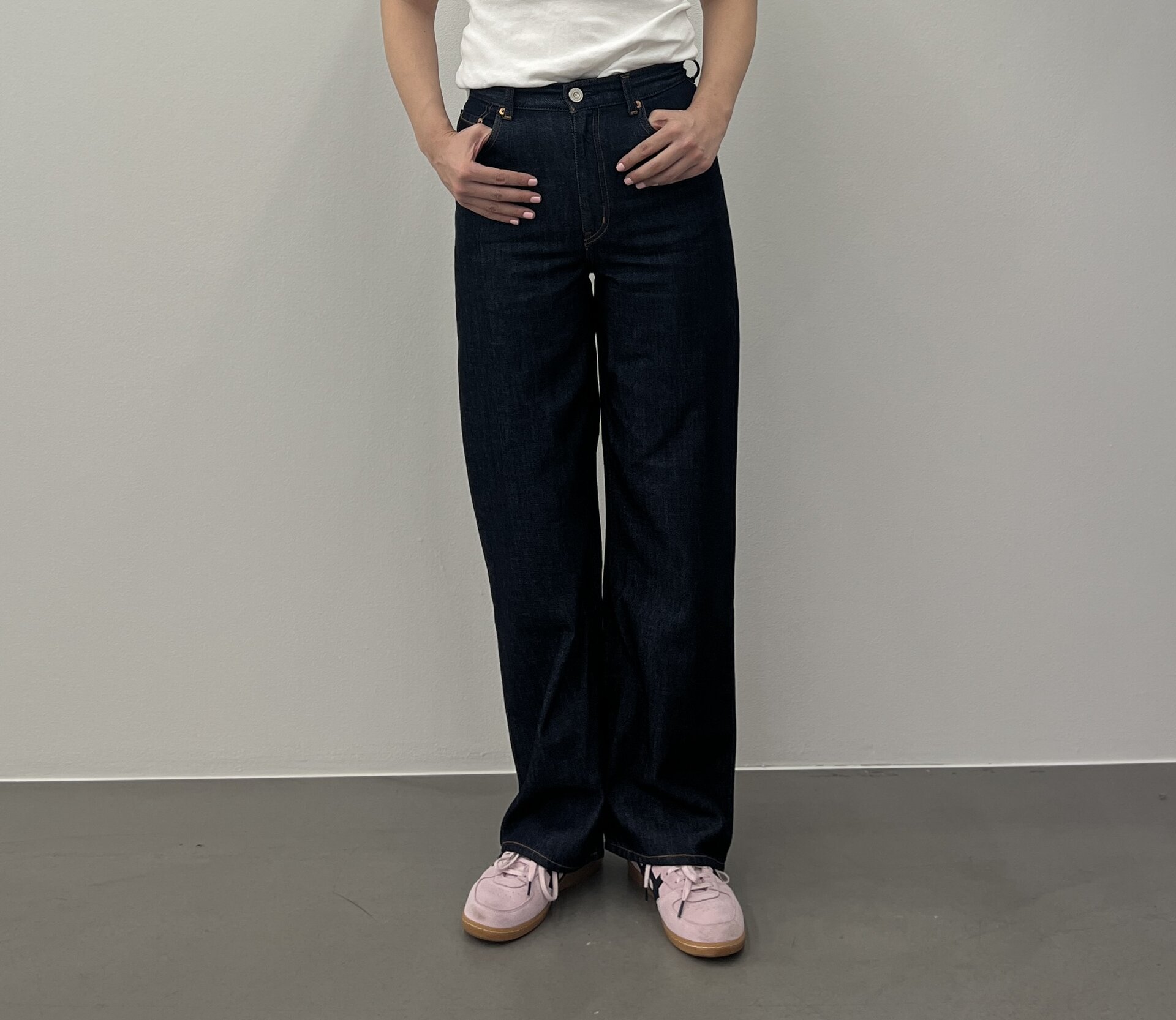 【TENCEL ™ DENIM STRAIGHT】￥21,890（マウジー／バロックジャパンリミテッド）