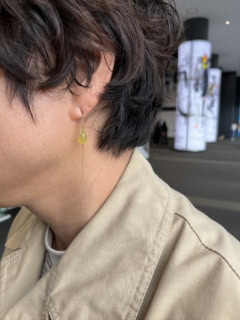 女性らしい揺れるピアスは、片耳だけというのがこだわり