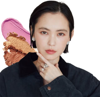 「フリヴォル」イヤリング［WG×DIA］¥2,996,400、「フリヴォル」リング［WG×DIA］¥1,914,000（共にヴァン クリーフ&アーペル／ヴァン クリーフ&アーペル ル デスク）、ブルゾン¥97,900、ビスチェ¥28,600（ルームエイト ブラック／オットデザイン）