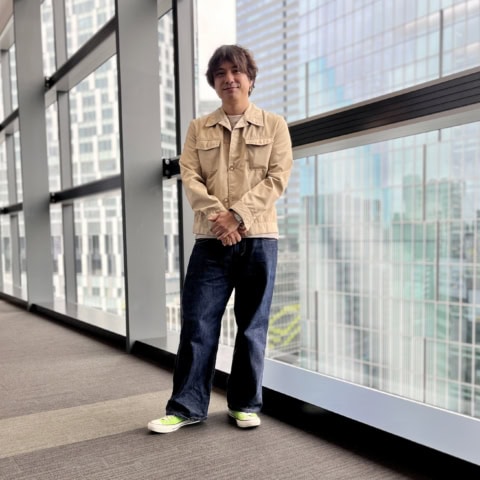 装飾性の高いボタンはあえて外す。シルエットバランスが絶妙な増田晋作さんの初秋スタイル【メンズ服に学ぶ】