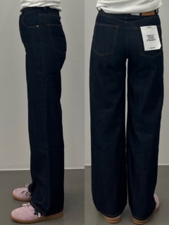 【TENCEL ™ DENIM STRAIGHT】全方位で美しいシルエットを描いていますよね。ライトブルーをはいたときから気づいていましたが、私、このモデルがめちゃ似合うかも！