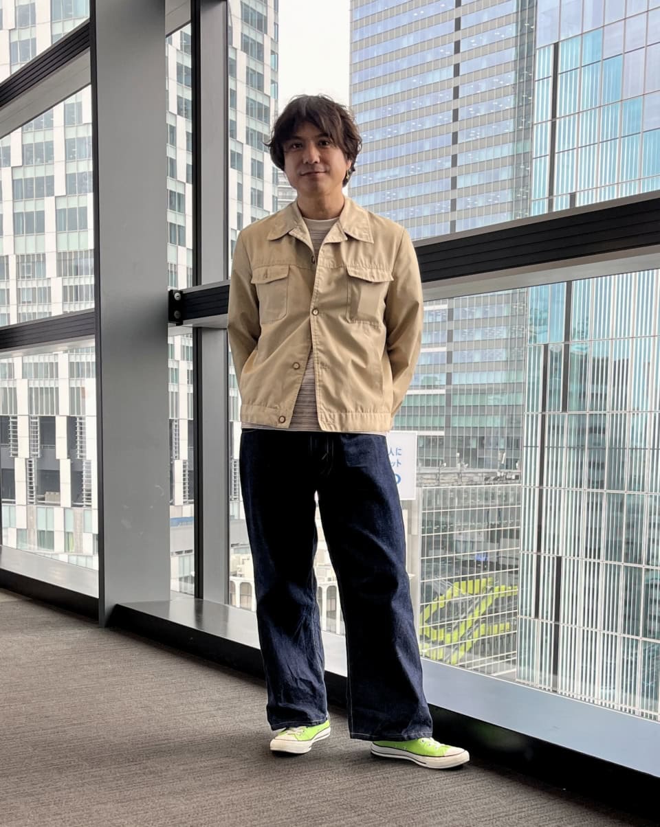 装飾性の高いボタンはあえて外す。シルエットバランスが絶妙な増田晋作さんの初秋スタイル【メンズ服に学ぶ】
