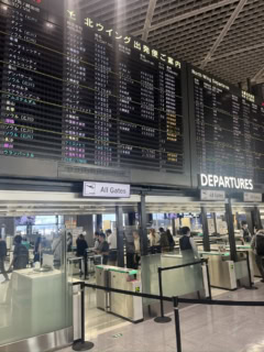 さすが成田国際空港。就航している航空会社の数が日本最大規模なだけに、出発案内板もにぎやかです！