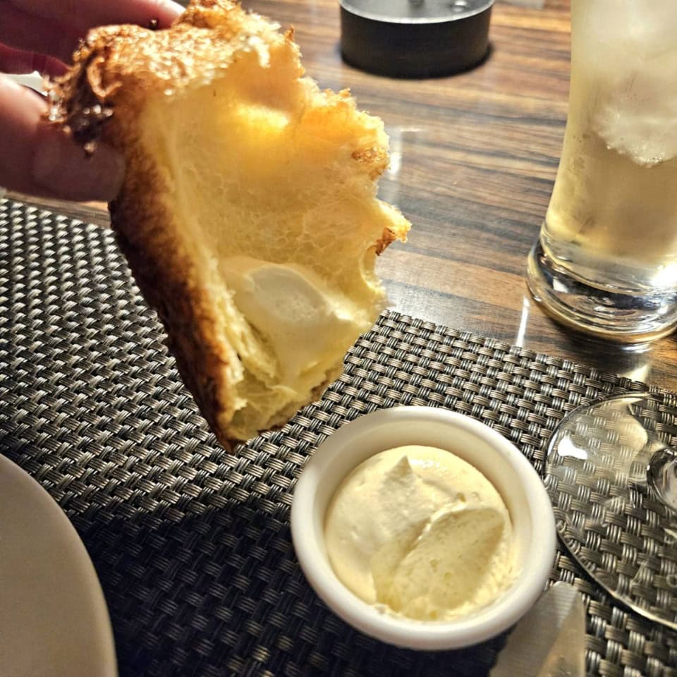 ポップオーバーにはお塩をふったり、バターをつけたりしていただきます。フンワリ軽い食感なので、お肉の前に気持ちをルンルンさせる役割としてちょうどいい！