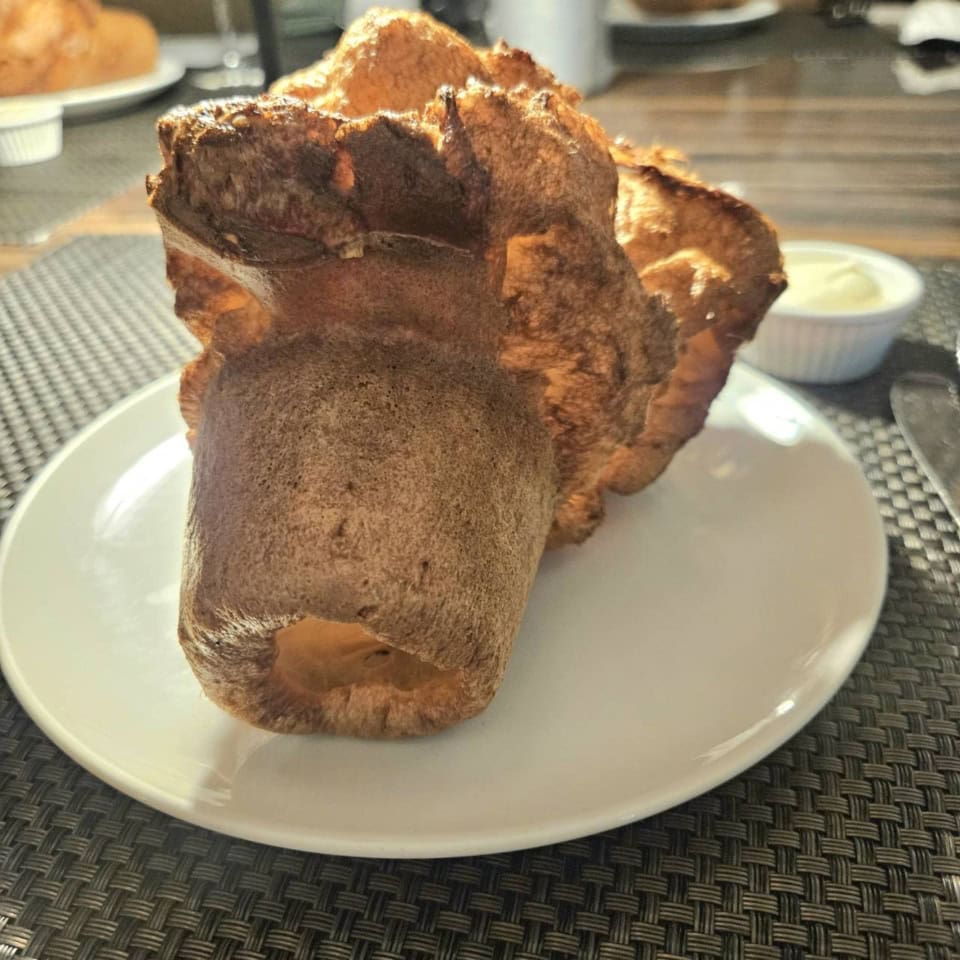 ポップオーバーにはお塩をふったり、バターをつけたりしていただきます。フンワリ軽い食感なので、お肉の前に気持ちをルンルンさせる役割としてちょうどいい！