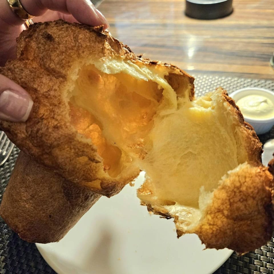 ポップオーバーにはお塩をふったり、バターをつけたりしていただきます。フンワリ軽い食感なので、お肉の前に気持ちをルンルンさせる役割としてちょうどいい！