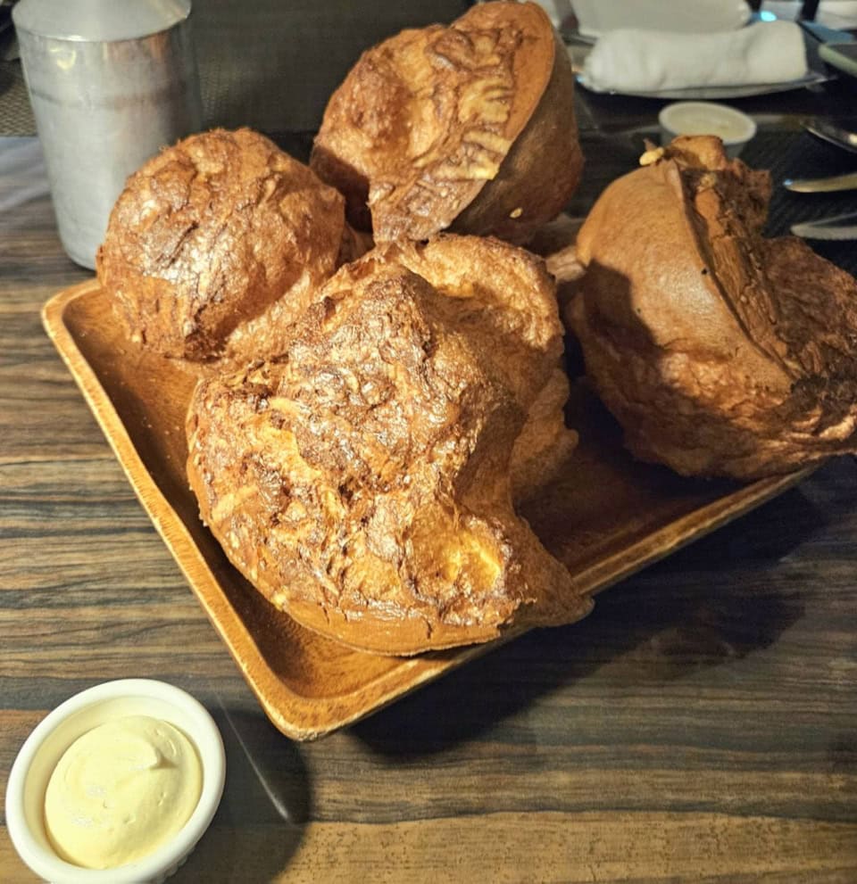 ポップオーバーにはお塩をふったり、バターをつけたりしていただきます。フンワリ軽い食感なので、お肉の前に気持ちをルンルンさせる役割としてちょうどいい！