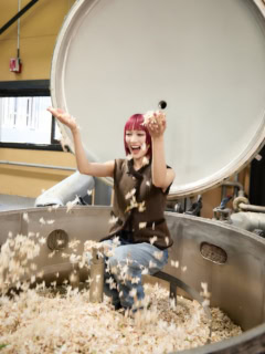 ジャスミンの花に囲まれるJURIN(XG)さん