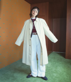 ★コート¥25,300（ブドワール）、カーディガン¥41,800、ベルト¥27,500（共にジェーン スミス／ジョン メイソン スミス ジェーン スミス ストア）、★Tシャツ¥9,790（アンバーヴィンテージ）、中に着たレーストップス¥26,400（ヨー ビオトープ）、★パンツ¥15,400（サンタモニカ 原宿店）、メガネ¥26,950（コーチ／ルックスオティカジャパン カスタマーサービス）、ピアス¥38,500（モニス／フォーティーン ショールーム）、シューズ¥72,600（ジョゼフ／ジョゼフジャパン）
