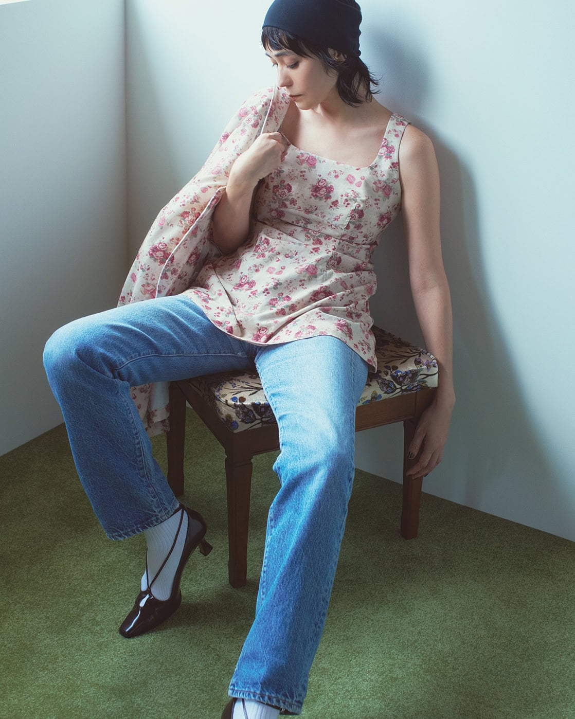 ★デニムパンツ¥26,400（ザニーム）、タンクトップ¥35,200、ジャケット¥74,800（共にジェーン スミス／ジョン メイソン スミス ジェーン スミス ストア）、ターバン¥5,500（SEA／エスストア）、ソックス¥6,600（ウォルフォード／リトルリーグ インク）、パンプス¥61,600（フェティコ／ザ・ウォール ショールーム）