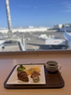カウンター席を陣取って、飛行機を見ながら優雅な朝食を