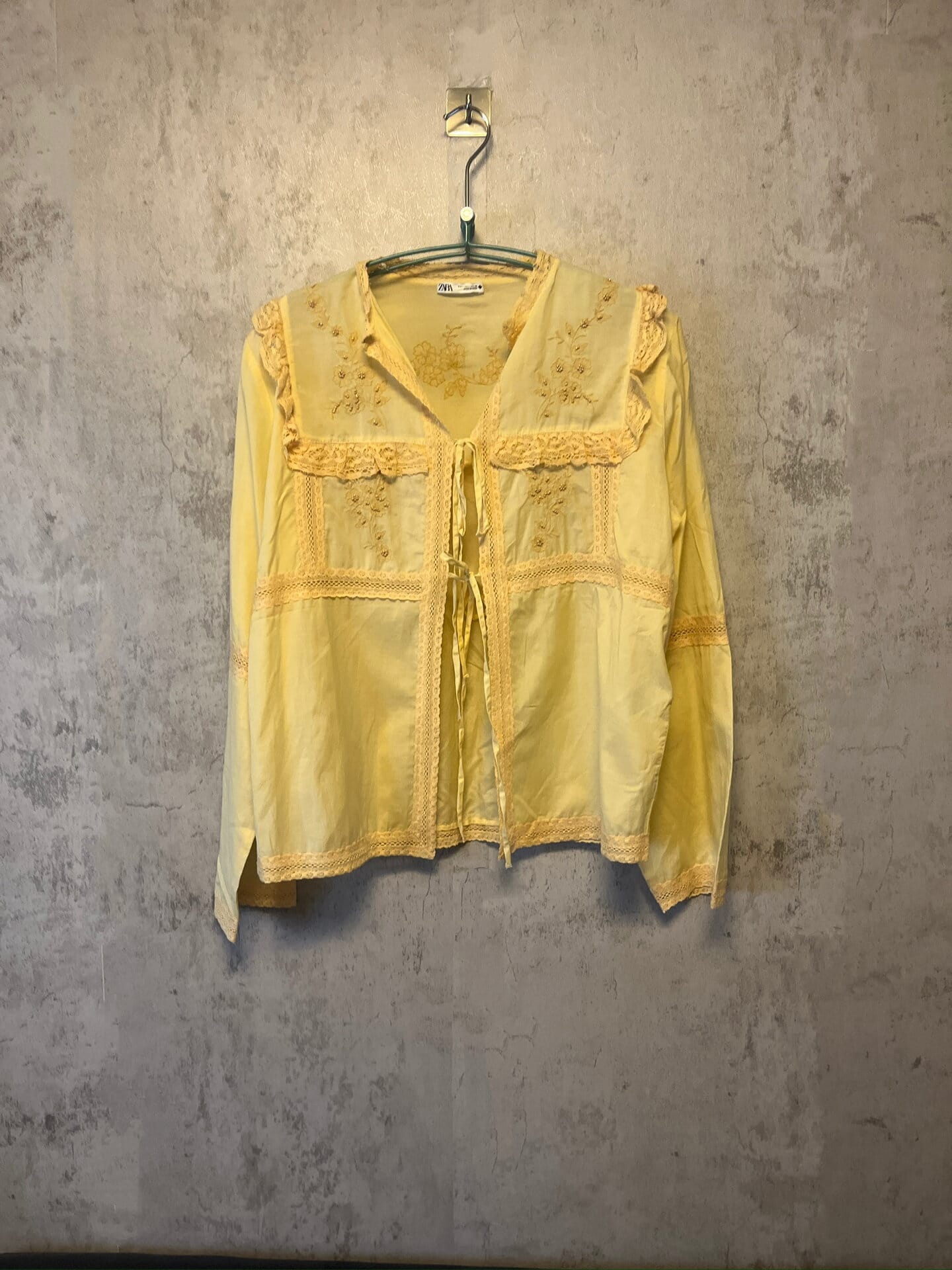 刺繍ピコットブラウス￥15,990（ザラ）