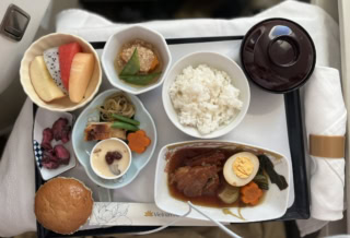 帰国便のハノイ00:40発、成田07:35着のVN310の朝食には和食をチョイス。ベトナム名物のフォーもあったのですが、残念ながら売り切れに。かなりおいしいらしいので、次回の楽しみにしたいと思います！