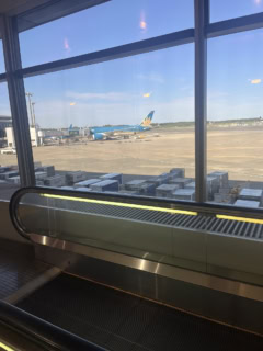 搭乗口に向かって歩いていると、筆者が乗る機体を発見！ ベトナム航空のロゴマーク「ゴールデンロータス（金色の蓮）」が輝いております！
