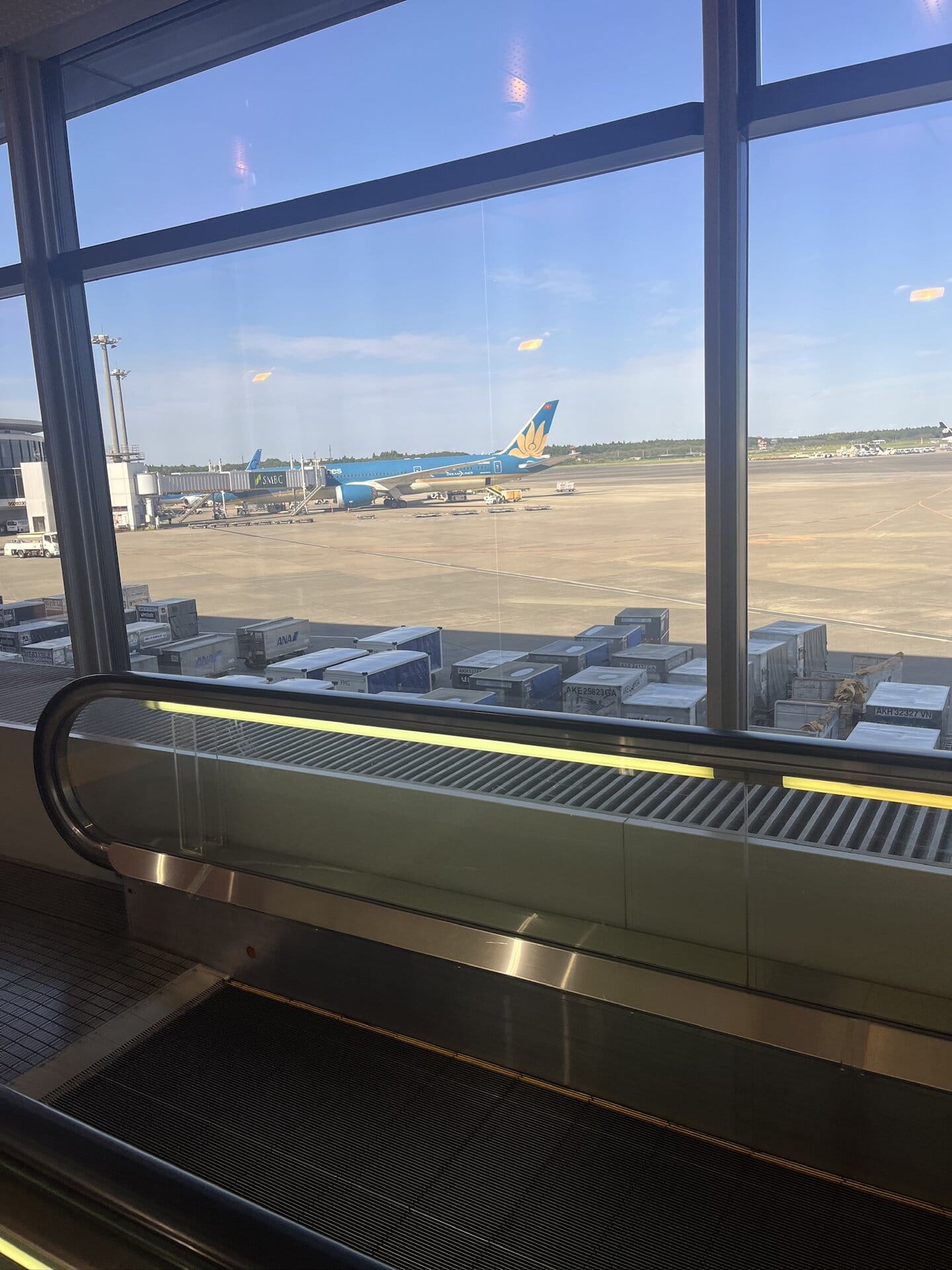 搭乗口に向かって歩いていると、筆者が乗る機体を発見！ ベトナム航空のロゴマーク「ゴールデンロータス（金色の蓮）」が輝いております！