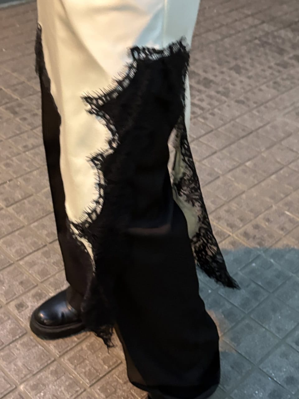 zaraのランジェリードレスは、アシンメトリーな裾もポイント。