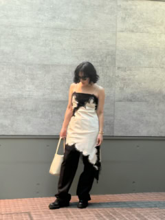 zaraのランジェリードレスを黒いスラックスとベアトップの上にON。モノトーンでシックに。