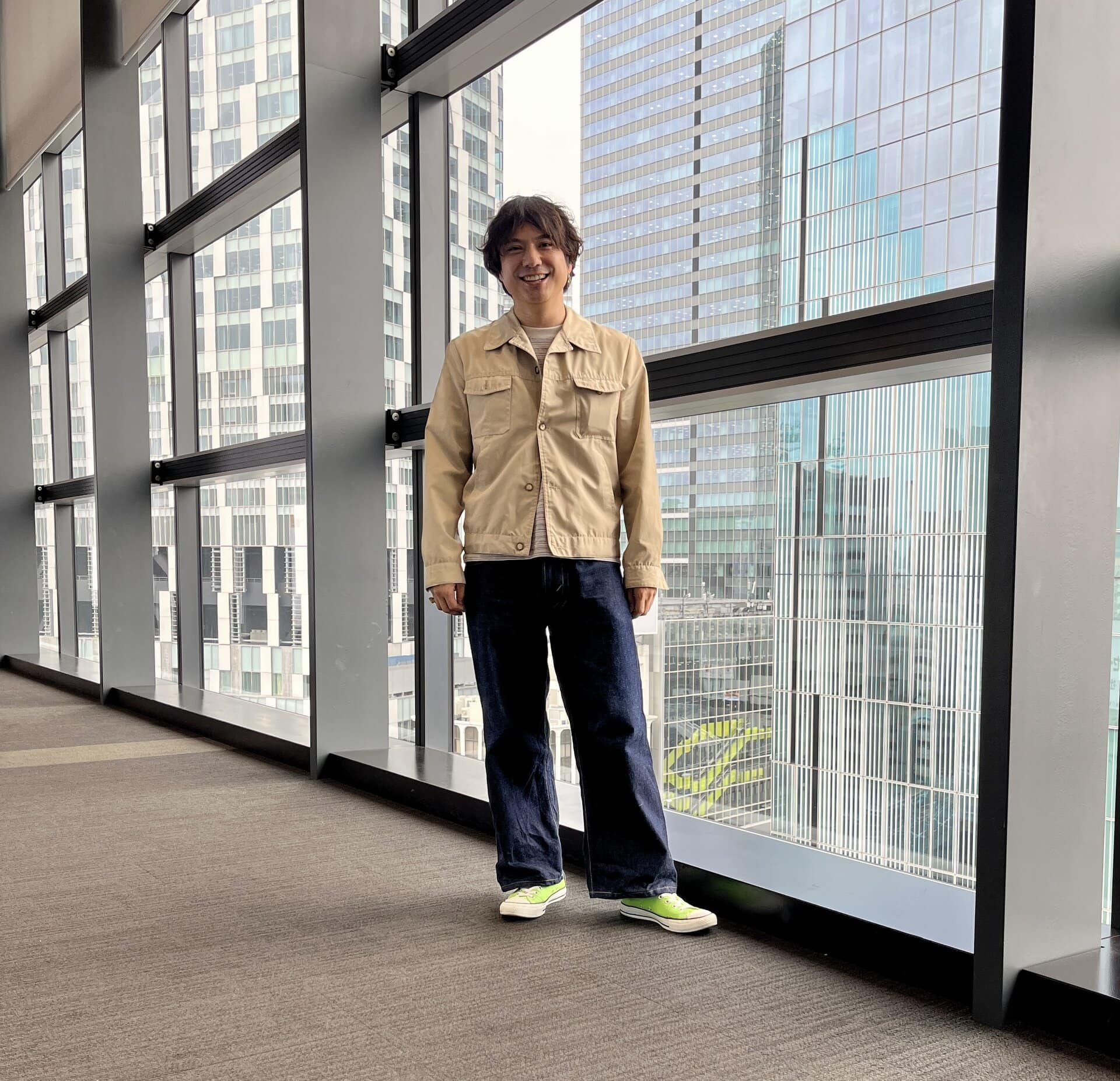 ミラノで買った古着のジャケット、カーハートのTシャツ、クーキーズーのデニム、カルティエの腕時計、ミキモトのヴィンテージリング、コンバース×オーラリーのスニーカーは増田さんの私物
