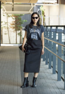 スカート¥105,600、ベルト¥41,800（共にベター）、Tシャツ¥6,380（グッドロックスピード）、ブーツ¥151,800（メゾン マルジェラ）、バッグ¥35,200（アロン／全てAP STUDIO NEWoMan新宿店）、GIGIのジュエリー、GUCCIのサングラスは本人私物
