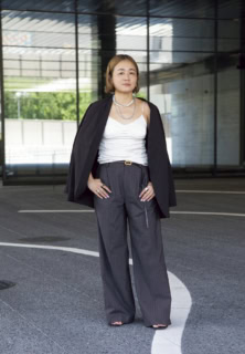 ベルト¥52,800（デハンシェ）、PHEREのキャミソール、D.O UNITED ARROWS BY DAISUKE OBANAのジャケット、UNITED ARROWSのパンツとサンダル、その他は本人私物