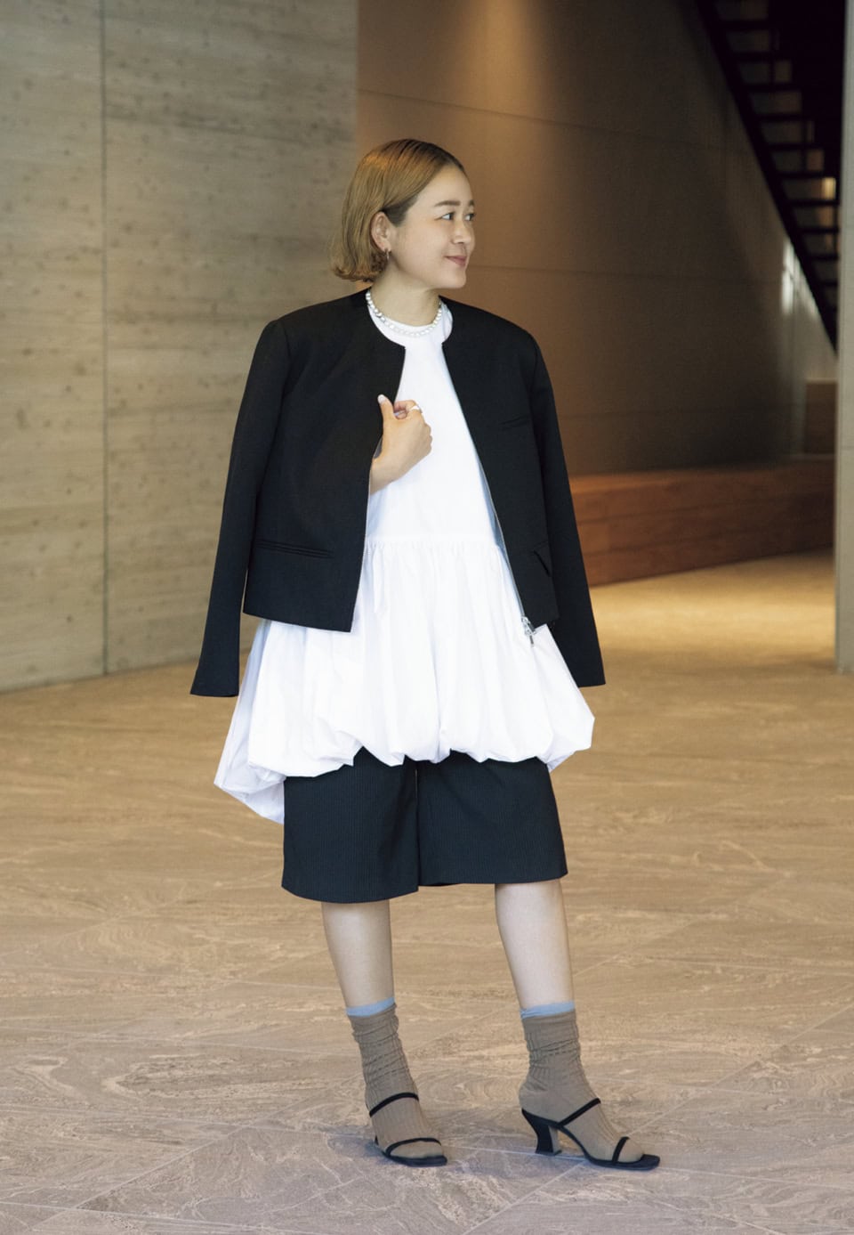 ブラウス¥73,700、ジャケット¥99,000（共にコルデラ／ユナイテッドアローズ 六本木ヒルズ店）、The Frankie Shopのショートパンツ、Pantherellaのソックス、UNITED ARROWSのサンダルは本人私物