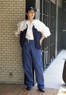 デニムパンツ¥38,500（キイト）、レースブラウス¥31,900（ザ シンゾーン／共にシンゾーン 表参道本店）、Maison Margielaのシューズ、Shinzone別注のNEWERAのキャップ、Monica Castiglioniのリングは本人私物