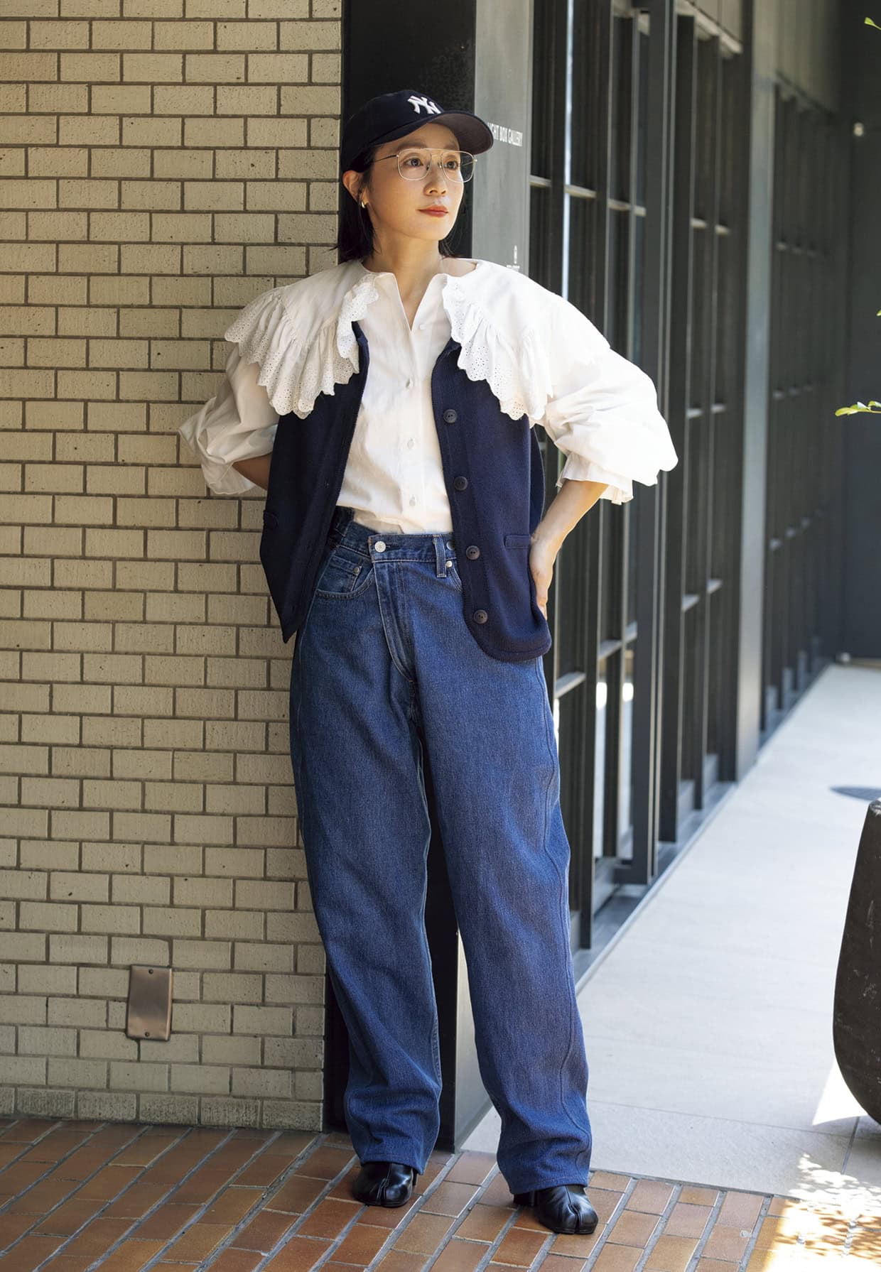 デニムパンツ¥38,500（キイト）、レースブラウス¥31,900（ザ シンゾーン／共にシンゾーン 表参道本店）、Maison Margielaのシューズ、Shinzone別注のNEWERAのキャップ、Monica Castiglioniのリングは本人私物