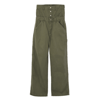 ウエストに切り替えがあるデザインは上部を折り返してアレンジ可能。パンツ¥49,500