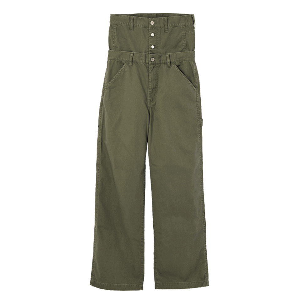 ウエストに切り替えがあるデザインは上部を折り返してアレンジ可能。パンツ¥49,500